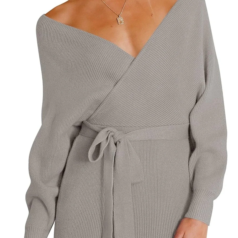 NWT- Beautiful Knit Long Sleeve Dress in Size Large- comes with belt. - Picture 6 of 7